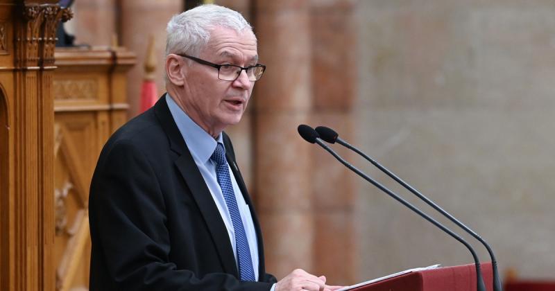 A parlament meghozta a döntését: Polt Pétert alkotmánybíróvá választják, ami új kihívások elé állítja a jogi teret. Emellett új legfőbb ügyészt is keresnek, ami fontos lépés a jogi rendszer frissítésében.