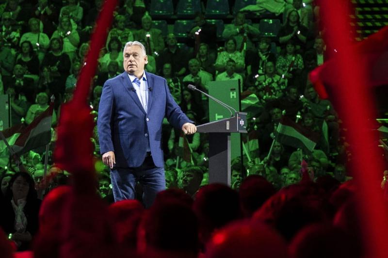Para-Kovács Imre: A nívó mélybe taszítása és a dögkút felett táncolva ünnepelni, hogy még mindig állunk.