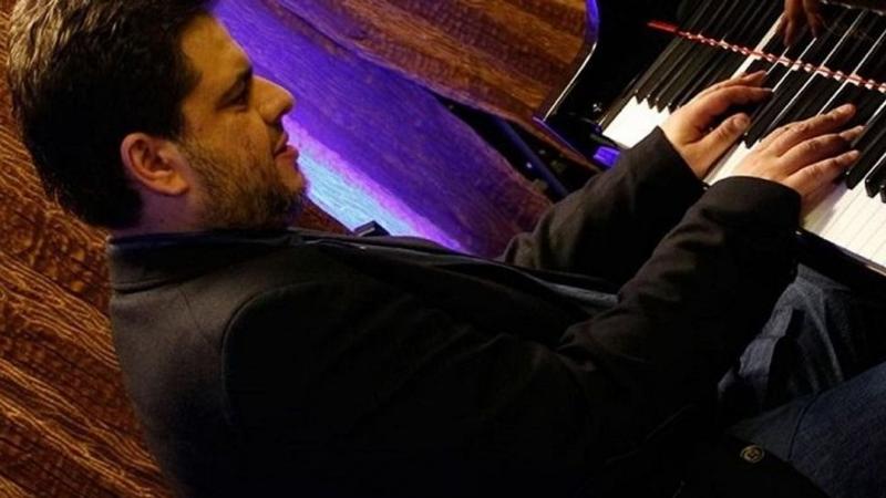 Szakcsi Lakatos Kulcs a zene varázslatos világába kalauzol el minket, ahol a jazz és a hagyományos magyar dallamok találkoznak. Művészete nem csupán a hangjegyek játékáról szól, hanem az érzelmek és élmények kifejezéséről is. A zongorista egyedi stílusa é