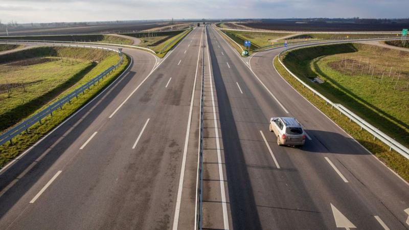 Az M44-es út folytatása izgalmas lehetőségeket rejt magában. Képzeljük el, ahogy a sztráda új szakasza modern infrastruktúrát és kényelmet biztosít az utazók számára, miközben gyönyörű tájakon vezet keresztül. Az új szakasz nemcsak a közlekedést könnyíti 
