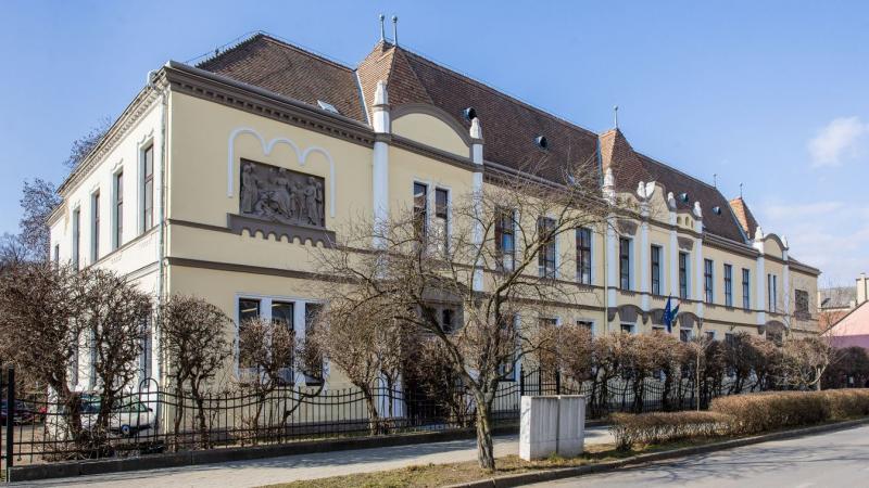 Új bejárat és felújított aula: Nógrád egyik ékessége százmilliók értékében újul meg.
