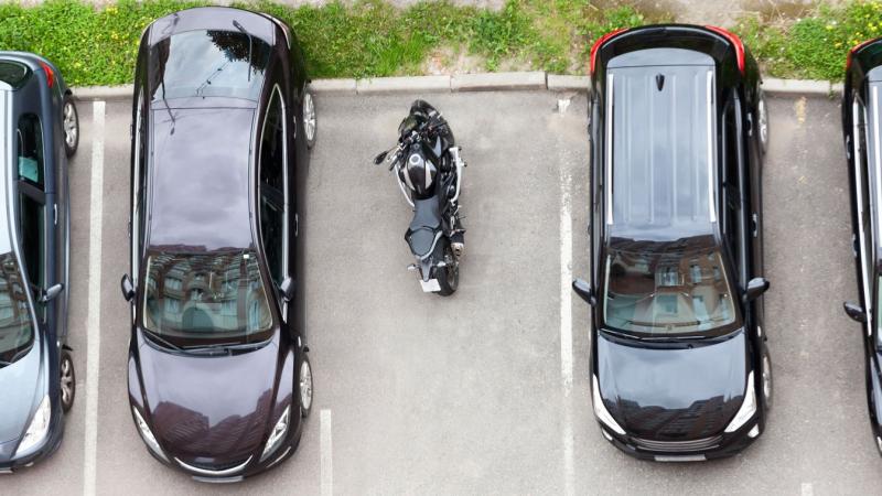 Feszültség uralkodik a lakótelepen, ahol a parkolóhelyekért vívott csata egyre élesebb. A motoros is beleszólt a vitába, felháborodva reagált a helyzetre.