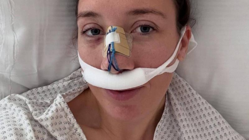 A német síző arccal csapódott a hálóba, súlyos sérüléseket szenvedett el.