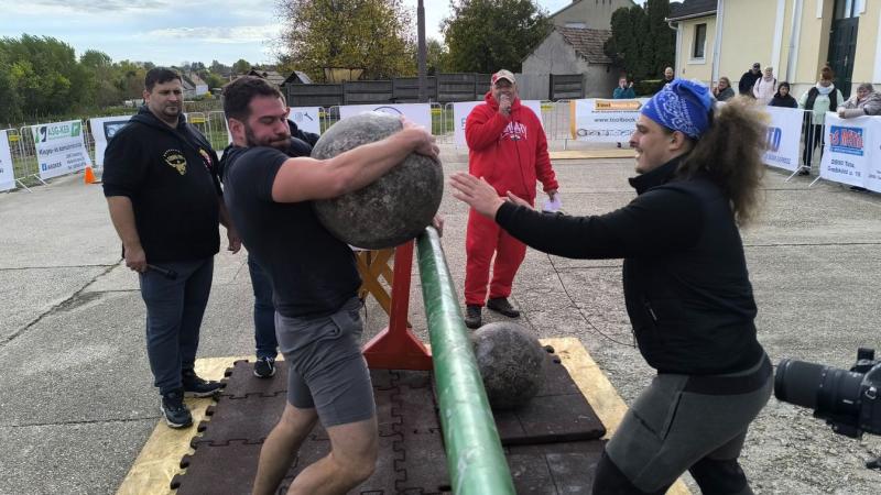 Fedezd fel az elképesztő erőpróbát videón, ahol a bámulatos 120 kilós kőgolyót emelték fel! Ne hagyd ki a lenyűgöző pillanatokat, és nézd meg a hozzá tartozó fotókat is!