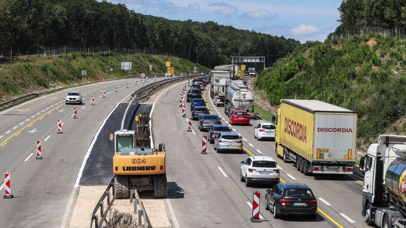 Újabb súlyos baleset történt az M1-es autópályán, amely teljesen leállította a forgalmat. Az esemény következtében sokan kénytelenek várakozni, miközben a hatóságok a helyszínen dolgoznak.