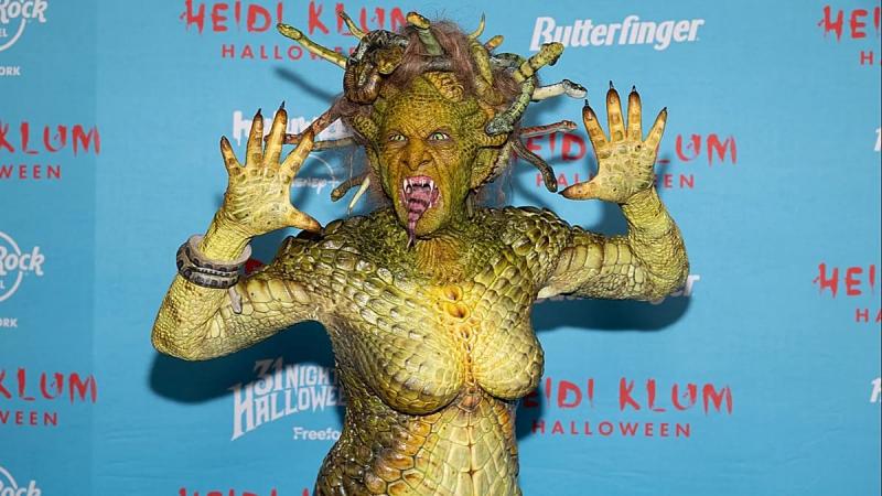 Ismét Heidi Klum diadalmaskodott a halloweeni jelmezversenyen, ezúttal egy lenyűgöző Medúzaként varázsolta el a közönséget legendás partiján.