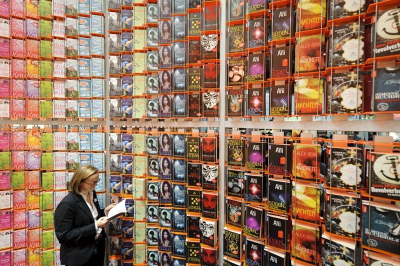 Húzza jobbra: most már nem csupán a szerelemre lelhet, hanem felfedezhet egy lenyűgöző könyvet is - de vajon van ennek valódi értelme?