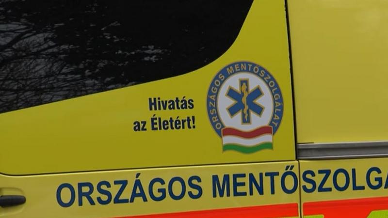 A kórház helyett a mentő végül inkább hazaszállította a gerincsérült férfit, aki sajnos életét vesztette.