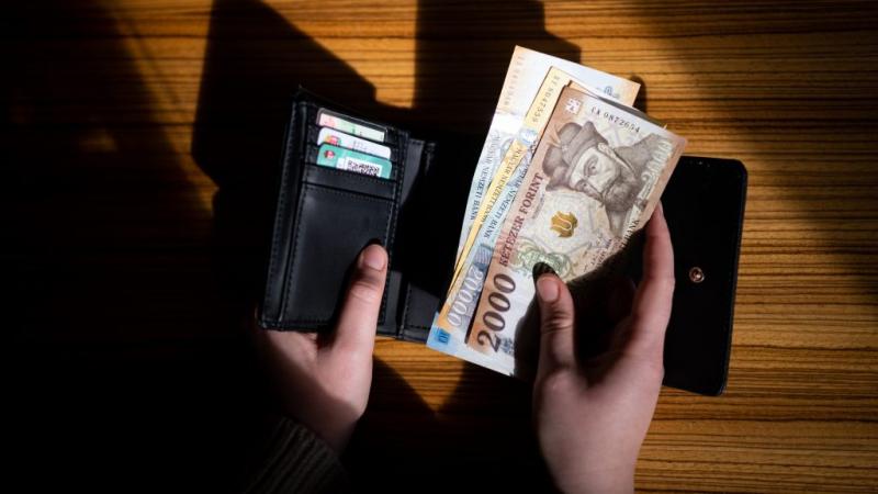 359 100 forint: a magyar lakosság körülbelül fele ennél alacsonyabb jövedelmet vallott be | 24.hu