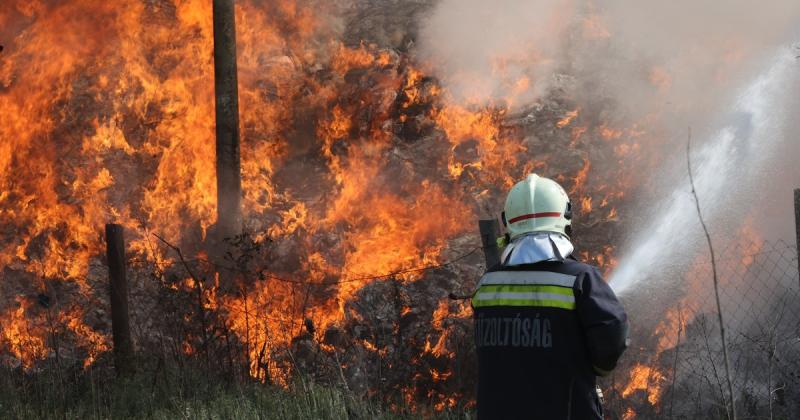 Újra felcsaptak a lángok egy budapesti raktárban, és a tűz felfoghatatlan erővel terjedt el.