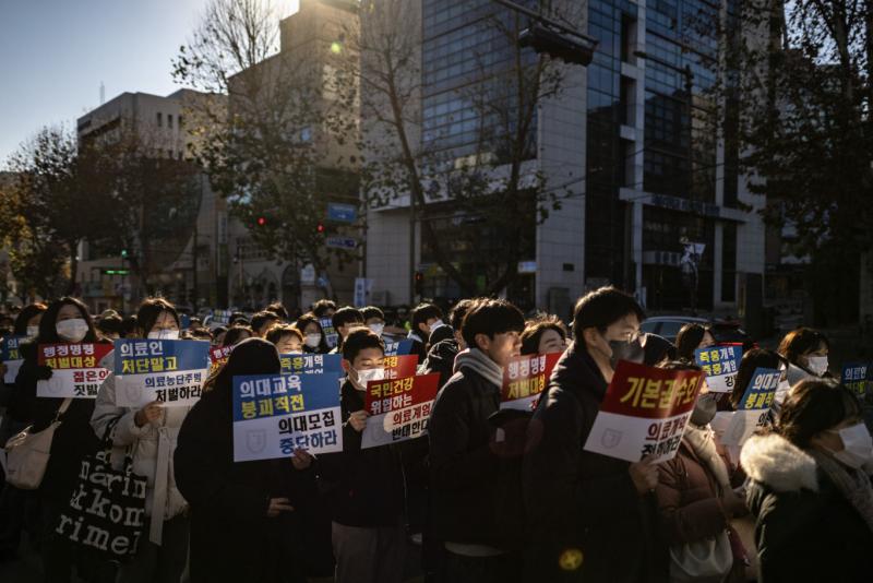 A dél-koreai hadügyminisztert, aki részt vett a puccsban, letartóztatták, miközben Szöulban százezrek gyűltek össze, hogy kifejezzék elégedetlenségüket az elnök politikája ellen.