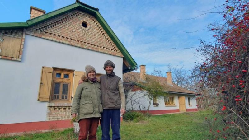 Ökolábnyom csökkentése a vidéki idillben: vendégház, ahol a döngölt padló és a búbos kemence a természetes harmóniát idézi elő.