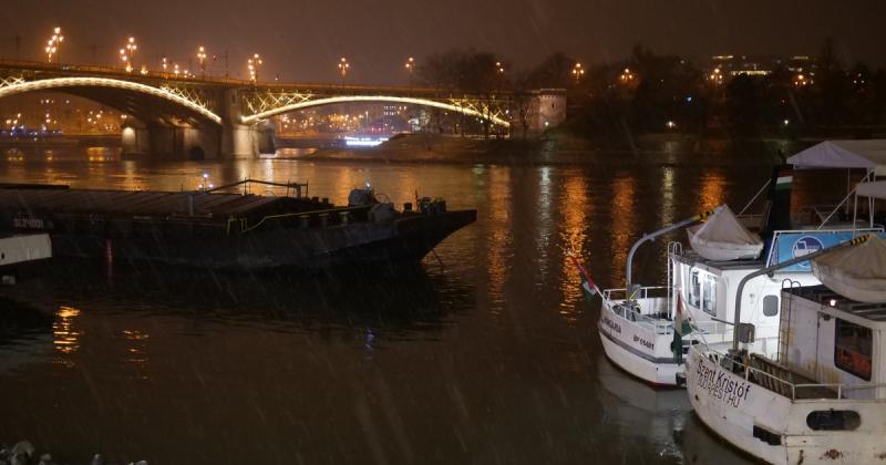 A teherhajó pusztító ereje sújtott le Budapestre, ahogy letarolta a partot – drámai képek tanúskodnak a rombolásról.