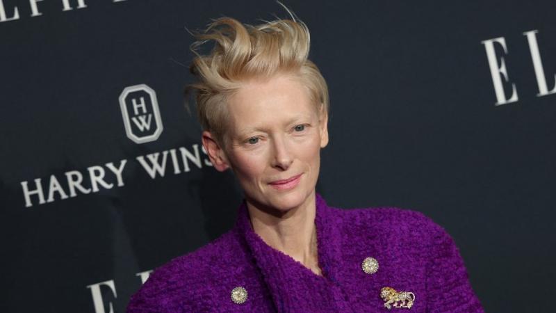 Tilda Swinton tiszteletbeli Arany Medve-díjat vehet át | 24.hu

Tilda Swinton, a sokoldalú színésznő, aki a filmipar egyik legkiemelkedőbb alakja, tiszteletbeli Arany Medve-díjat kapott. Ez a rangos elismerés méltó jutalma a művésznő rendkívüli teljesítmé