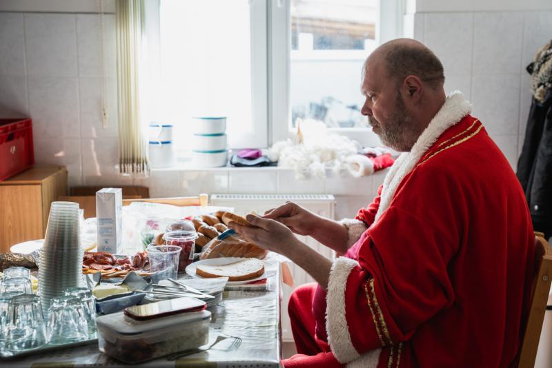 Főállásban autószerelőként dolgozik, de emellett már 17 éve titokban ő a Mikulás is.