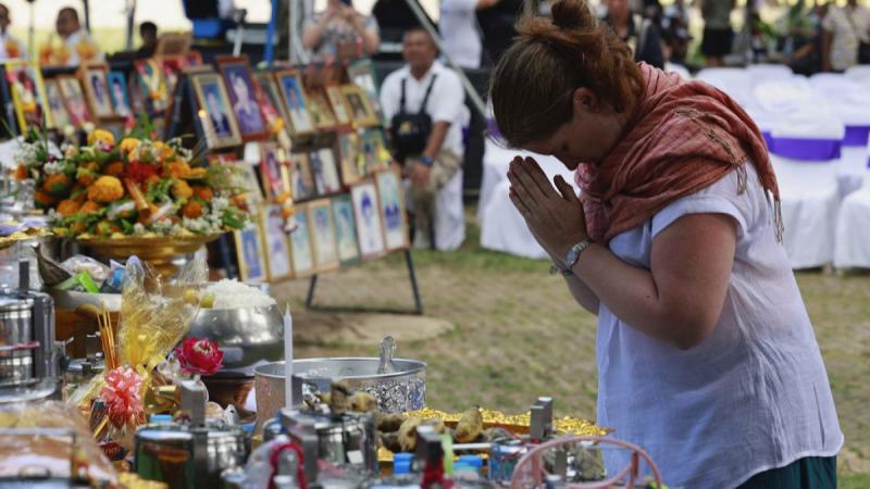 Húsz évvel ezelőtt, az Indiai-óceán mélyén történt egy tragédia, amely örökre megváltoztatta a világot: a történelem legpusztítóbb cunamija. Az esemény hatalmas hullámokkal zúdult a partokra, romba döntve mindent, ami az útjába került, és számtalan életet