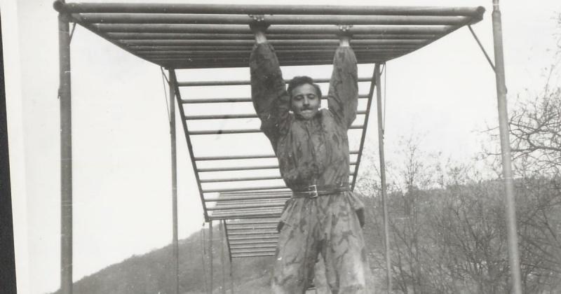 Punkzenész és ejtőernyős: ő volt az egyik legkiemelkedőbb magyar kommandós, aki a zene és a bátorság határvonalán mozgott.