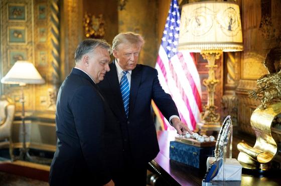 Kovács Zoltán részletesen kifejti, hogy miért maradt távol Orbán Viktor Trump elnöki beiktatásának ünnepségéről. Az elemzésében különböző politikai és diplomáciai tényezőket emel ki, amelyek hozzájárultak a döntéshez.