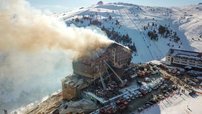 Feljegyzések szerint a török szállodában történt tűzeset következtében, amelyben 76 ember sérült meg, a hatóságok őrizetbe vették a hotel tulajdonosát. A tragikus esemény részletei még nem teljesen tisztázottak, de a hatóságok alapos vizsgálatot indította