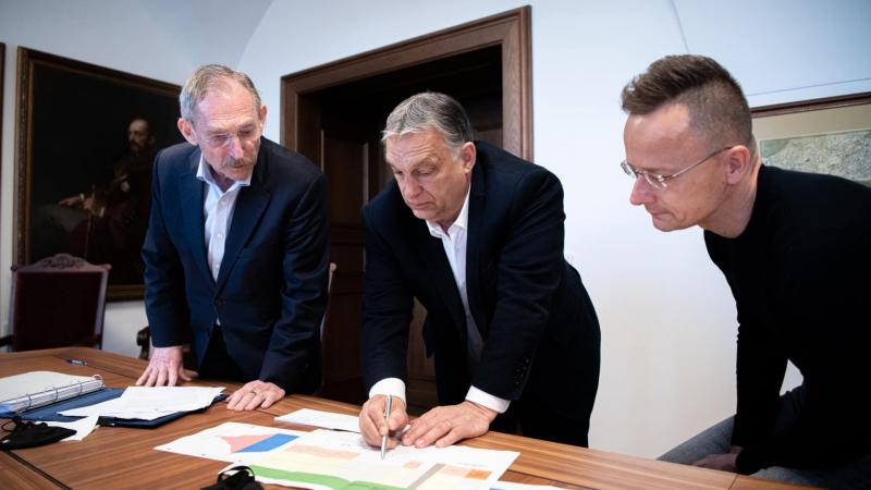 Orbán Viktor élő adásban osztotta meg gondolatait a bombariadóról.