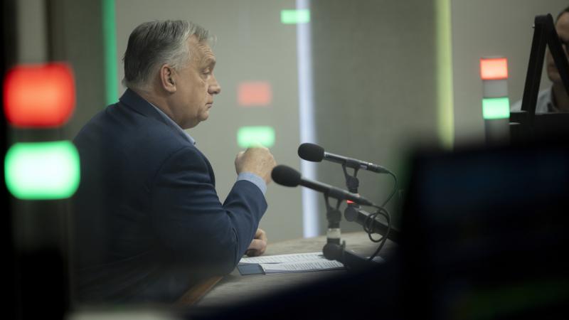 Orbán Viktor bejelentette, hogy körülbelül 600 ezer nyugdíjas számára nyújthat segítséget a vidéki otthonfelújítási program. Ez a kezdeményezés lehetőséget biztosít a vidéki időseknek, hogy otthonaik modernizálásához és korszerűsítéséhez támogatást kapjan