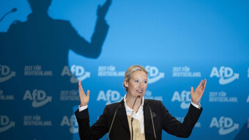 Alice Weidel, aki Orbán Viktor vendégeként tűnt fel, az Európai Unió reformjára törekszik, és figyelmen kívül hagyta Trump beiktatását. Emellett érdekes módon egy nővel él, ami új megközelítéseket hozhat politikai nézeteihez és stratégiáihoz. Ki is ő való