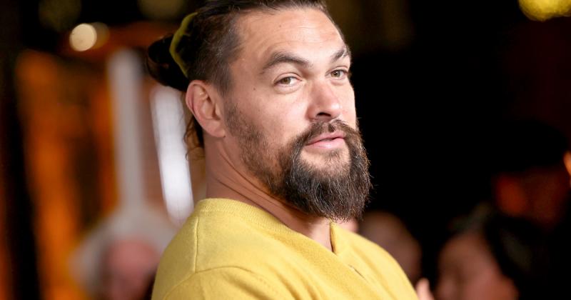 Jason Momoa először vonult a vörös szőnyegen 13 évvel fiatalabb párjával, a vonzó színésznővel, Adria-val. Az esemény különleges pillanat volt, amely még inkább felkeltette a figyelmet a sztárpár között zajló romantikus kapcsolat iránt.