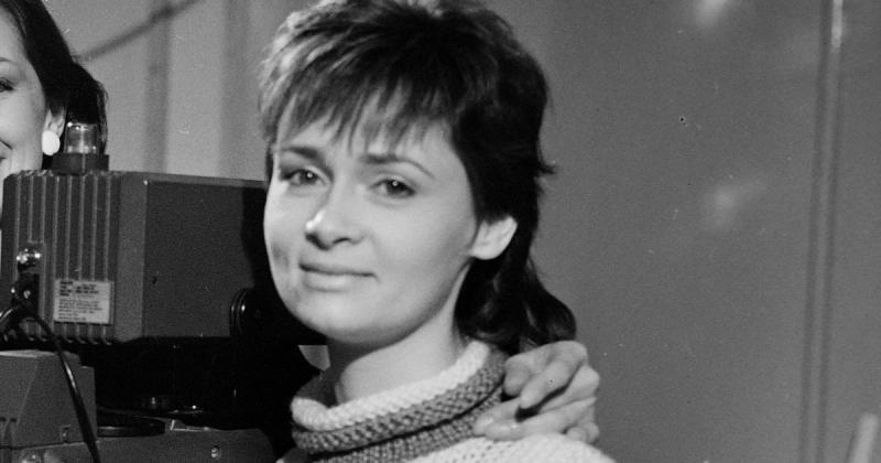 Radványi Dorottya 1982-ben lépett a Magyar Televízió képernyőjére, ahol lenyűgöző bemondónőként vált közismertté. Ma, 64 éves korában is megőrzi varázsát és eleganciáját, amely évtizedeken át elbűvölte a nézőket.