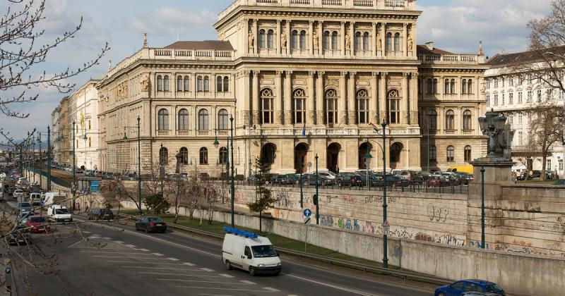 A Magyar Tudományos Akadémia különleges eseménnyel tiszteleg a tudomány sokszínűsége előtt, ahol a tudósok sokarcu mivoltát ünnepeljük. Az esemény célja, hogy bemutassa a tudományos élet különböző aspektusait és a kutatók sokféle nézőpontját, amelyek gazd