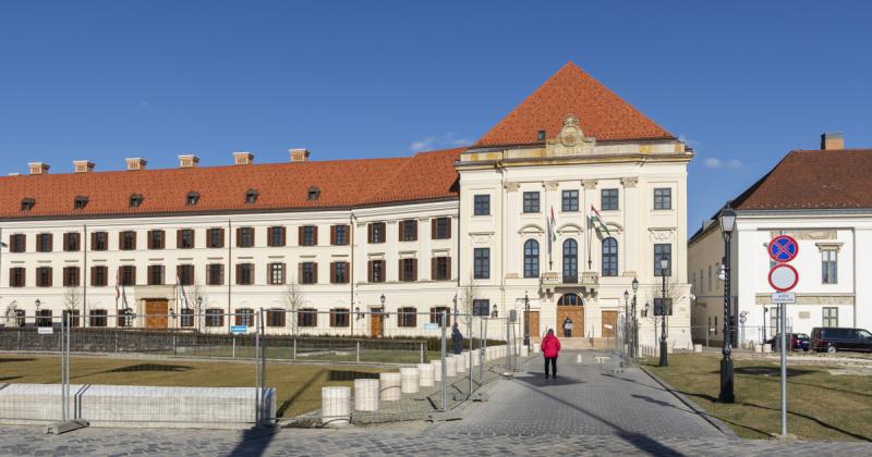 Virágkompozíciók, titkosíró eszközök és zászlók kölcsönzése - különös és figyelemfelkeltő tételekre leltek a minisztériumi költségvetésben.