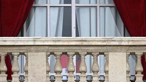 Fekete füst szállt fel, és ezzel megkezdődött a konklávé második napja. Csatlakozzon hozzánk, hogy első kézből értesüljön a pápaválasztás legfrissebb fejleményeiről!