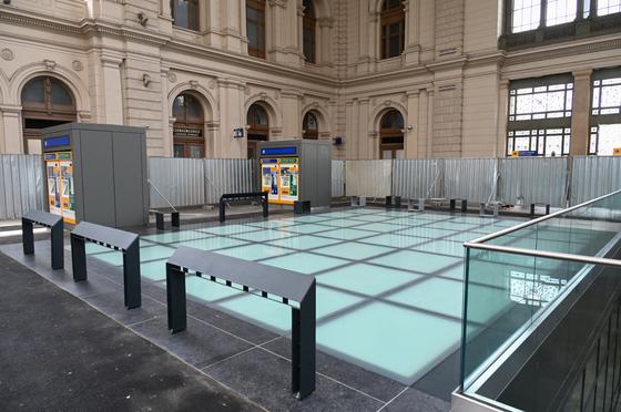 Egy teljes év elteltével sem sikerült orvosolni a Keleti pályaudvar megrepedt üvegfödémének problémáját.
