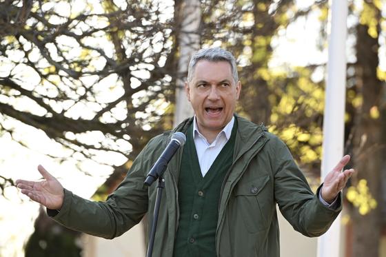 Lázár János a második világháború áldozatainak emlékét idézve igyekszik támogatást szerezni a választások során.