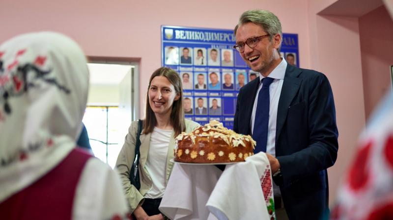Alig hogy hivatalba lépett, Svédország új nemzetbiztonsági tanácsadója máris lemondásra kényszerült, miután felfedték meleg társkeresőn megosztott intim fotóit.