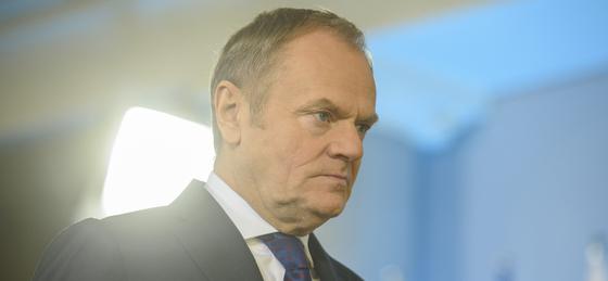 Donald Tusk: Az orosz titkosszolgálat áll a varsói pláza felgyújtásának hátterében.
