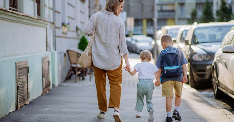 Demográfiai válság: a főállású anyaság fontosságának hangsúlyozása és elismerése vált sürgetővé.