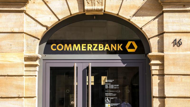 A Commerzbank munkatársai és a vezérigazgató együttműködésére került sor, hogy közösen nézzenek szembe az UniCredittel.