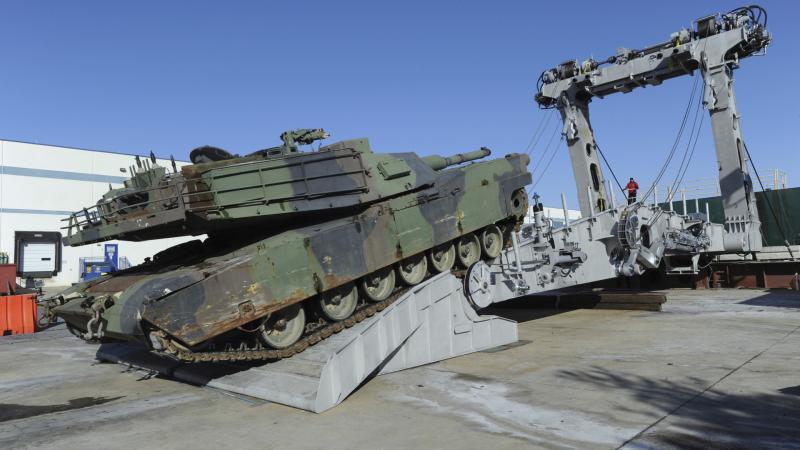 Zelenszkij végre kimondta az igazságot: csendes körülmények között eddig soha nem tapasztalt mennyiségű amerikai Abrams harckocsi érkezett Ukrajnába.