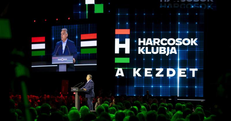 A Harcosok Klubjában Orbán most a hatalom őrzőit szemléli – a látvány magával ragadó, de mintha már találkoztunk volna hasonló varázsfegyverrel a múltban.