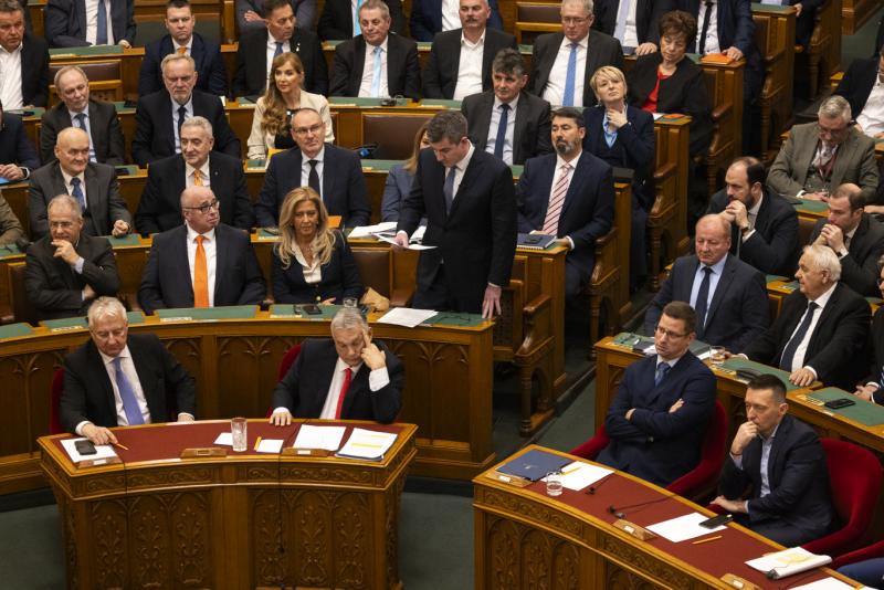 Ma a parlamentben esedékes a nagytakarítási törvényről folyó vita, amely Polt Péter és társai ügyét is érinti, továbbá szavazásra kerül a Nemzetközi Büntetőbíróságból való kilépés kérdése is.
