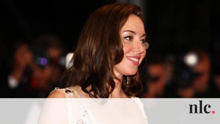 Aubrey Plaza, a népszerű színésznő, a Cannes-i Filmfesztiválon debütált vörös szőnyegen, miután férje tragikus öngyilkossága után először lépett nyilvános eseményre. Az esemény során készült fotók megörökítették a színésznő bátorságát és eleganciáját.