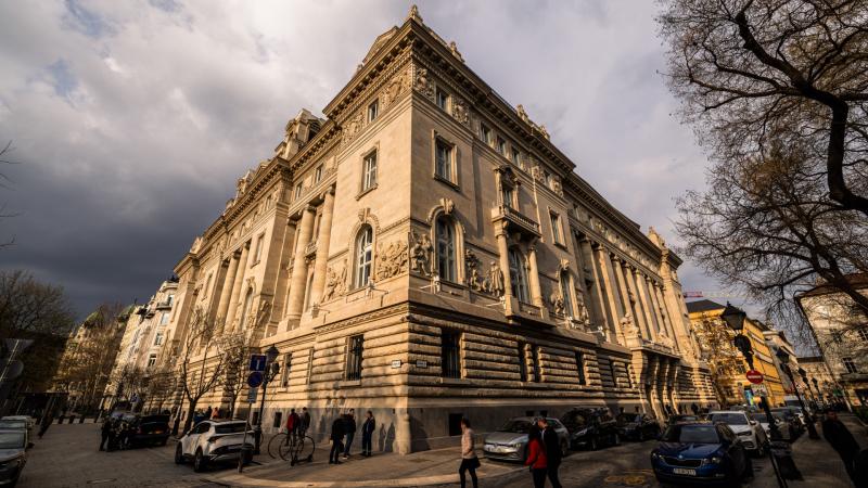 Újabb 60 munkatársának búcsúztatására kényszerül a Magyar Nemzeti Bank, miközben egy ingatlan is eladásra kerül.