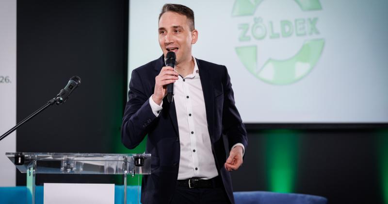 Egy felnőtt meleg férfi az M1-en arról osztja meg gondolatait, hogy miért tartja fontosnak a Pride eseményt.