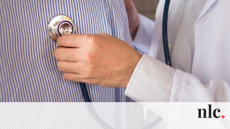 Évek során krónikus betegségekkel diagnosztizált, valójában egészséges emberekre hívta fel a figyelmet, így lepleződött le az orvos.