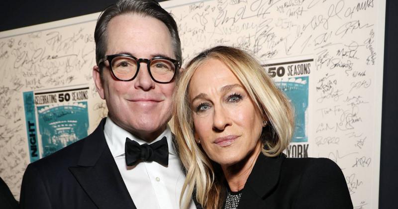 Sarah Jessica Parker és Matthew Broderick három gyermekük közül a legnagyobb, fiuk nemrégiben lediplomázott, és ezt a különleges pillanatot egy ritka közös fényképen örökítették meg. A család büszkesége és boldogsága minden egyes mosolyon és öleléseken lá
