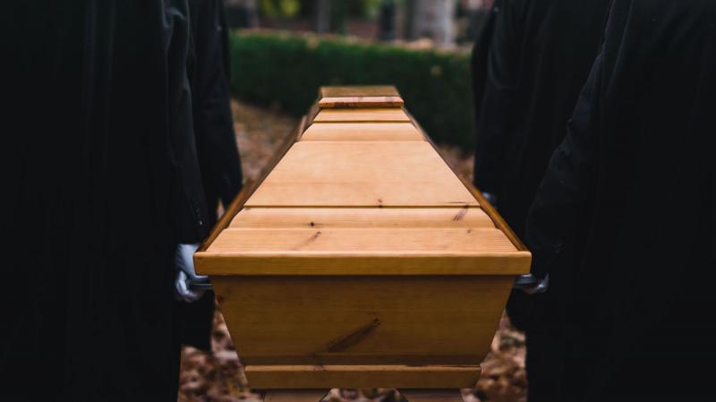 Meglepetés érte a rajongókat: koporsóban távozott a színpadról a világsztár - VIDEÓ - Life
