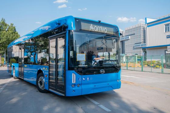 Miközben a budapesti tömegközlekedés szünetel, a BKK kínai villanybuszai éppen Csingtaoban készülnek, hogy egy új korszakot hozzanak el a városi közlekedésbe.