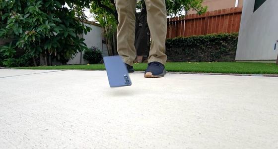 Íme, hogy mit tapasztalhatunk, ha a Samsung Galaxy S25 Edge kicsúszik valaki kezéből, és éppen a betonra esik - egy lenyűgöző videóval szemléltetve!