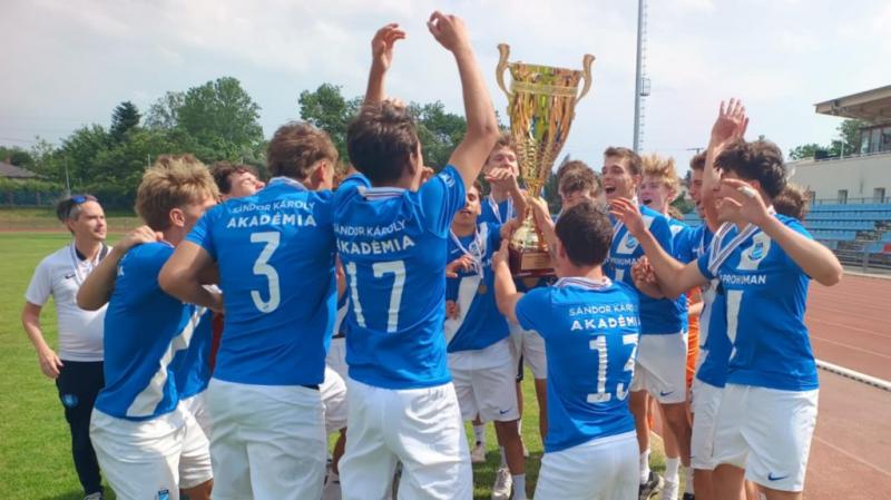 Egy különleges magyar futballista emlékét idézi fel Velence és Budapest, aki a sportág történetének árnyékában maradt. Az ő története nem csupán a pályán zajlott, hanem összekapcsolta a két várost, ahol szenvedély és tehetség egyaránt jelen volt. Míg Vele
