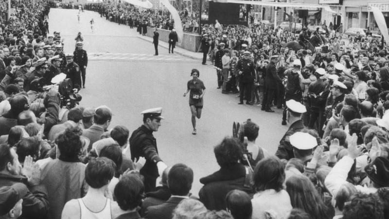 Nina Kuscsik, a maratonfutás világában ikonikus alak, elhunyt. Az ő története különösen figyelemre méltó, hiszen egy baleset következtében, amikor eltört a kerékpárja, vált a hosszútávfutás megszállottjává. Eltökéltsége és kitartása nemcsak a sportág, han